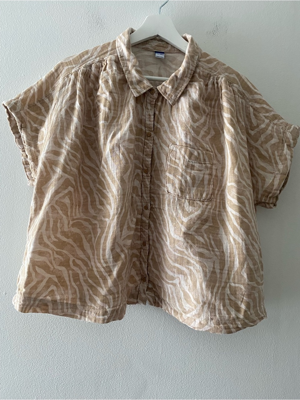 Old Navy Beige and White Cotton Zebra-Print Short-Sleeve Button-Up Cropped Top